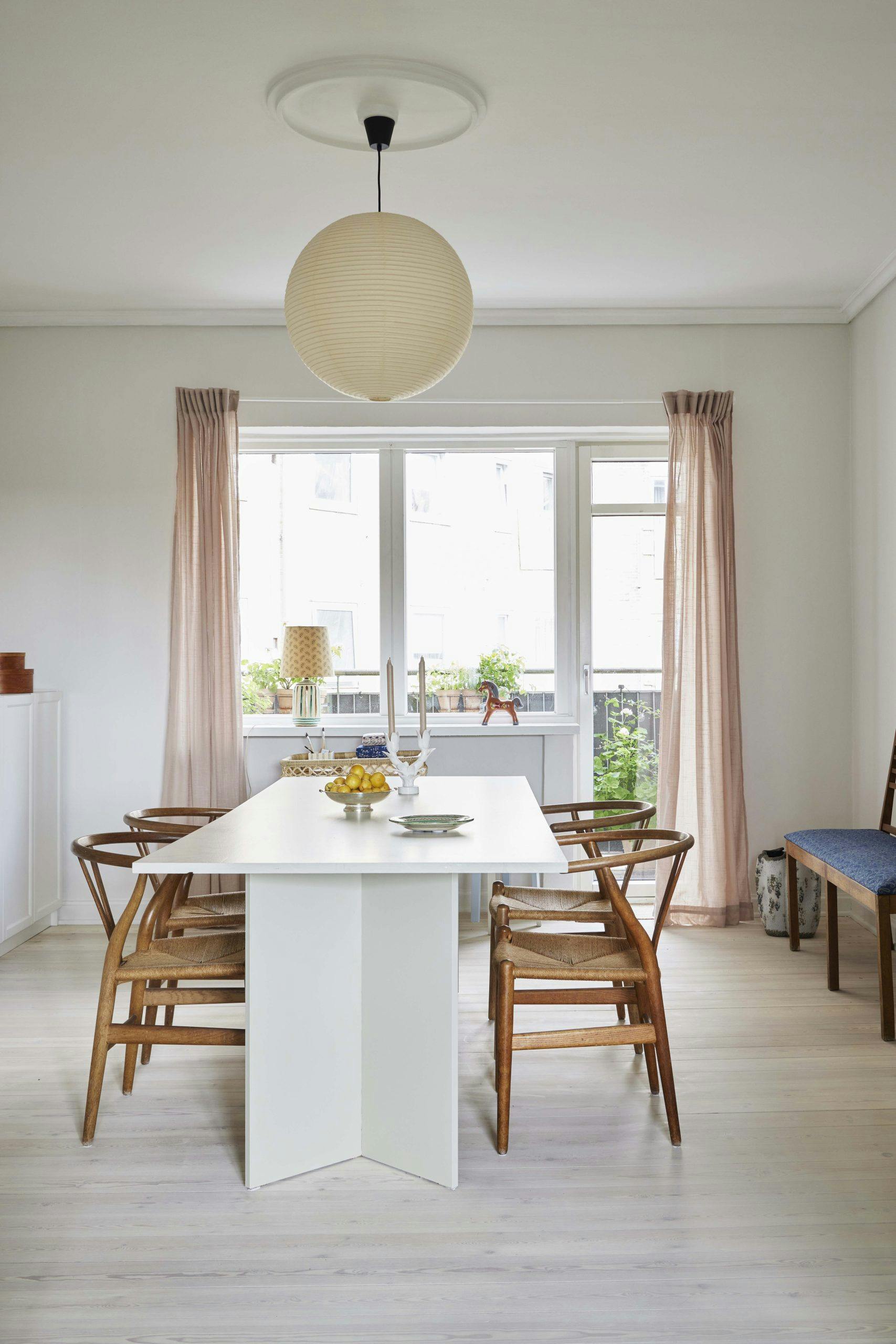 LoneDecouverte240502 Stue med beige gardiner